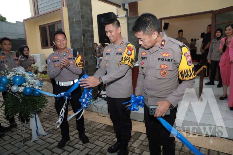 Kapolres Jember AKBP Bayu Pratama Gubunagi saat peresmian Bus SIM Keliling