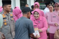 Kapolres Nganjuk AKBP Siswantoro didampingi ketua Bhayangkari cabang Nganjuk Ny. Enda Siswantoro