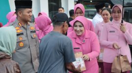 Kapolres Nganjuk AKBP Siswantoro didampingi ketua Bhayangkari cabang Nganjuk Ny. Enda Siswantoro