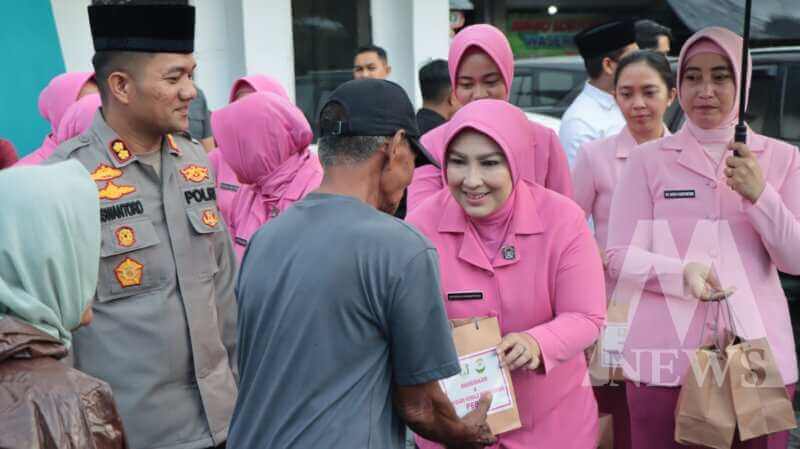 Kapolres Nganjuk AKBP Siswantoro didampingi ketua Bhayangkari cabang Nganjuk Ny. Enda Siswantoro