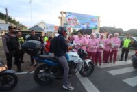 Kapolres Bojonegoro AKBP Mario Prahatinto bersama Ketua PYKB Cabang Bojonegoro Ny. Nea Mario Prahatinto bagi takjil