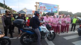 Kapolres Bojonegoro AKBP Mario Prahatinto bersama Ketua PYKB Cabang Bojonegoro Ny. Nea Mario Prahatinto bagi takjil
