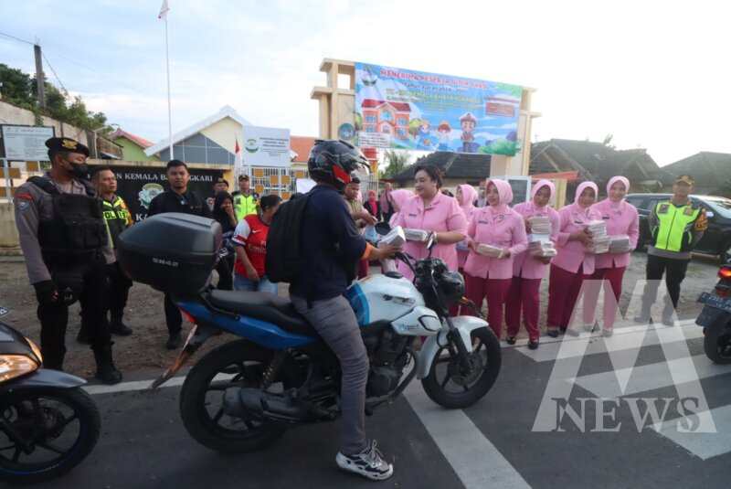 Kapolres Bojonegoro AKBP Mario Prahatinto bersama Ketua PYKB Cabang Bojonegoro Ny. Nea Mario Prahatinto bagi takjil