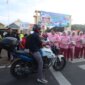 Kapolres Bojonegoro AKBP Mario Prahatinto bersama Ketua PYKB Cabang Bojonegoro Ny. Nea Mario Prahatinto bagi takjil