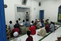 Polsek Kenjeran sholat tarawih dan beri himbauan Kamtibmas