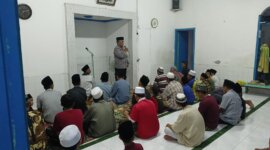 Polsek Kenjeran sholat tarawih dan beri himbauan Kamtibmas