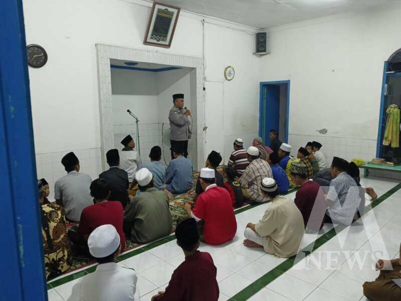 Polsek Kenjeran sholat tarawih dan beri himbauan Kamtibmas