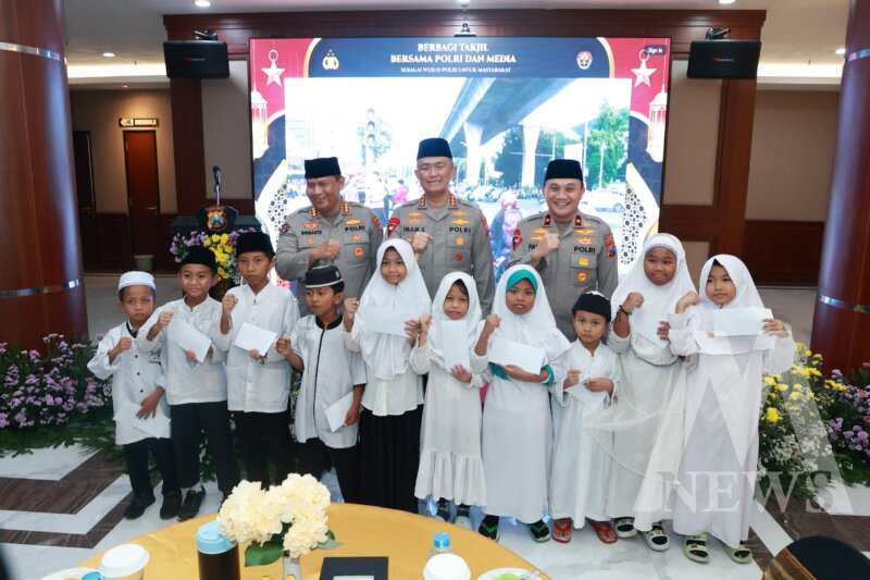 Kapolda Jatim Komjen Pol Imam Sugianto buka puasa bersama media