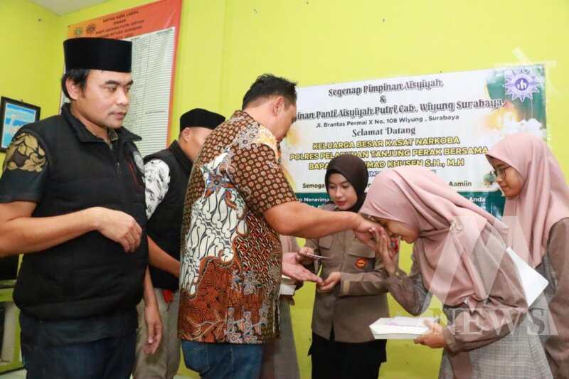 Satresnarkoba Polres Pelabuhan Tanjung Perak buka puasa dan santuni 100 yatim
