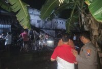 Polisi bantu padamkan kebakaran kandang ayam