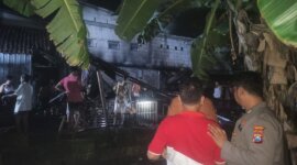 Polisi bantu padamkan kebakaran kandang ayam