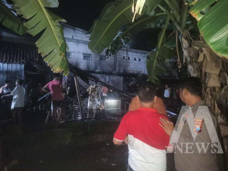 Polisi bantu padamkan kebakaran kandang ayam