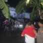 Polisi bantu padamkan kebakaran kandang ayam