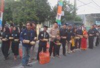 Polsek Cerme bagi takjil bersama perguruan silat