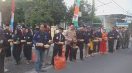 Polsek Cerme bagi takjil bersama perguruan silat