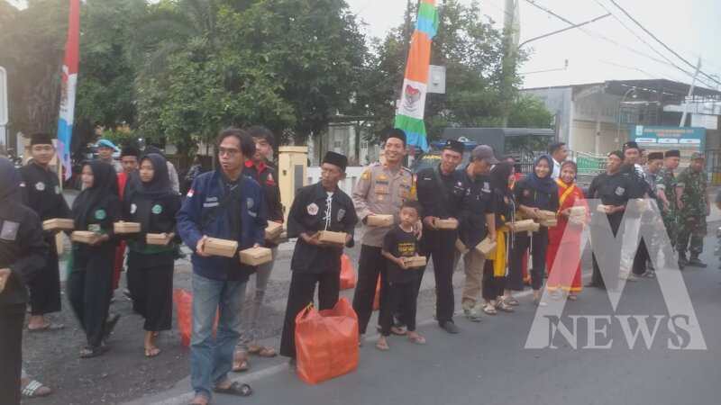 Polsek Cerme bagi takjil bersama perguruan silat