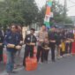 Polsek Cerme bagi takjil bersama perguruan silat