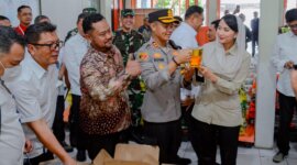 Menteri Pertanian disambut Kapolres Gresik AKBP Rovan dan Bupati Gresik Gus Yani
