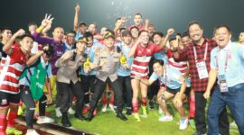 Kapolres Gresik AKBP Rovan bersama para pemain bola
