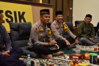 Kapolres Gresik AKBP Rovan didampingi Wakapolres Kompol Danu saat buka puasa bareng Media