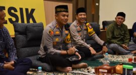 Kapolres Gresik AKBP Rovan didampingi Wakapolres Kompol Danu saat buka puasa bareng Media