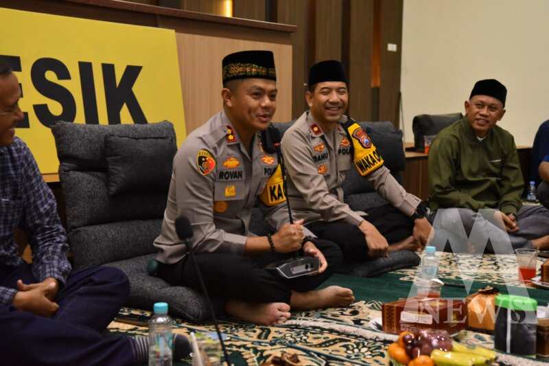 Kapolres Gresik AKBP Rovan didampingi Wakapolres Kompol Danu saat buka puasa bareng Media