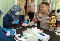 Kapolres Gresik AKBP Rovan saat cek kesehatan