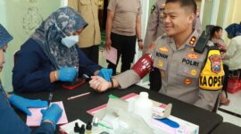 Kapolres Gresik AKBP Rovan saat cek kesehatan