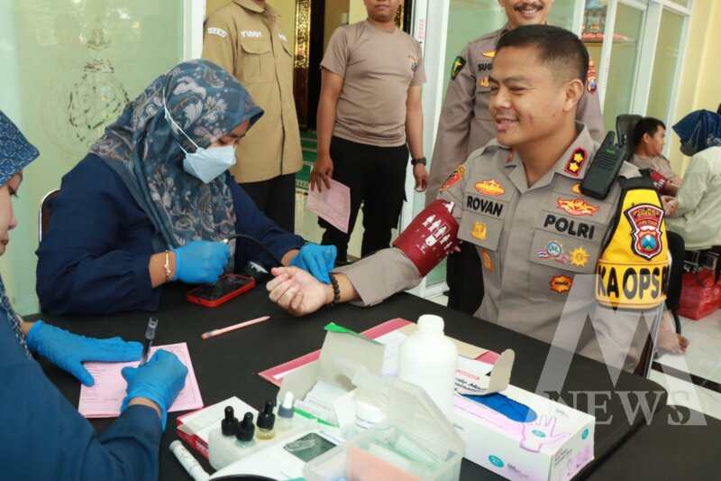 Kapolres Gresik AKBP Rovan saat cek kesehatan