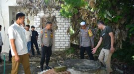 Kapolres Gresik AKBP Rovan tinjau TKP di Aspol Polsek Ujungpangkah