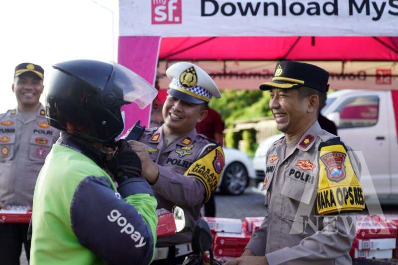 Wakapolres Kompol Danu didampingi Kasatlantas Polres Gresik AKP Rizki