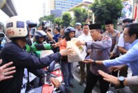 Kapolri Jenderal Pol Listyo Sigit Prabowo berbagi takjil