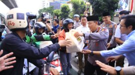 Kapolri Jenderal Pol Listyo Sigit Prabowo berbagi takjil