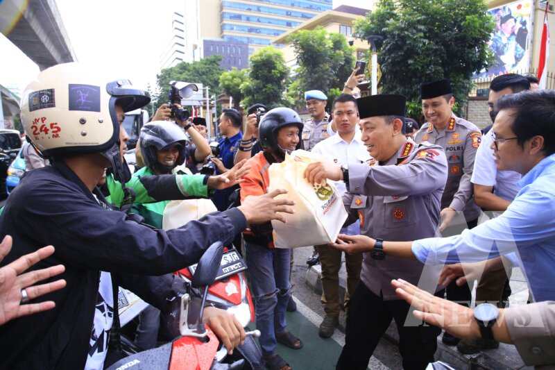 Kapolri Jenderal Pol Listyo Sigit Prabowo berbagi takjil