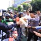 Kapolri Jenderal Pol Listyo Sigit Prabowo berbagi takjil