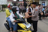 Polres Magetan bagi Takjil ke pengguna jalan