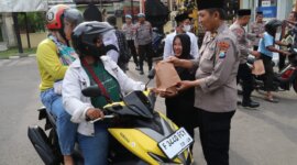 Polres Magetan bagi Takjil ke pengguna jalan