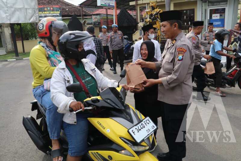 Polres Magetan bagi Takjil ke pengguna jalan