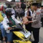 Polres Magetan bagi Takjil ke pengguna jalan
