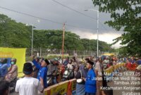 Polres Tanjung Perak dan PMII Taswirul Afkar bagikan paket takjil