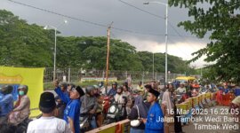 Polres Tanjung Perak dan PMII Taswirul Afkar bagikan paket takjil