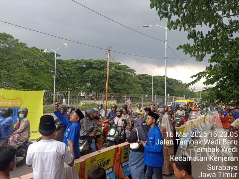 Polres Tanjung Perak dan PMII Taswirul Afkar bagikan paket takjil