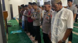 Kapolres Nganjuk AKBP Siswantoro Gelar Tarawih di Masjid Al-Ikhlas