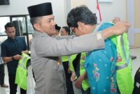 Kapolres Nganjuk AKBP Siswantoro bagikan rompi keselamatan berlalulintas