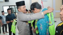 Kapolres Nganjuk AKBP Siswantoro bagikan rompi keselamatan berlalulintas