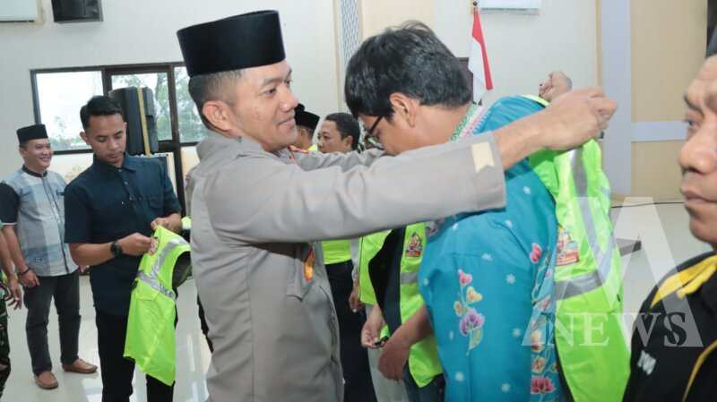 Kapolres Nganjuk AKBP Siswantoro bagikan rompi keselamatan berlalulintas
