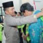 Kapolres Nganjuk AKBP Siswantoro bagikan rompi keselamatan berlalulintas