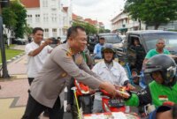 Kapolrestabes Surabaya Kombespol Luthfie Sulistiawan bagi 300 paket takjil