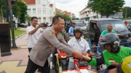 Kapolrestabes Surabaya Kombespol Luthfie Sulistiawan bagi 300 paket takjil