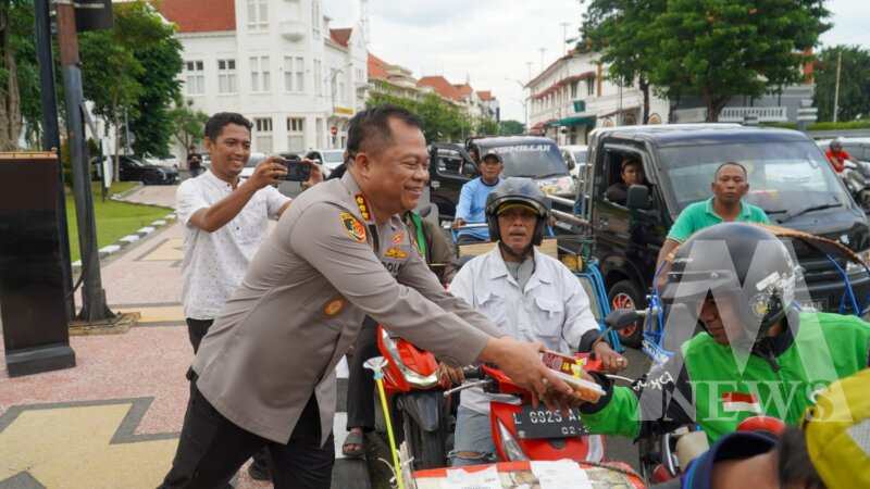 Kapolrestabes Surabaya Kombespol Luthfie Sulistiawan bagi 300 paket takjil